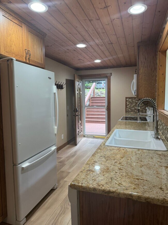Foto del edificio - Beautifully Renovated 2 Bedroom and 1 Bath...