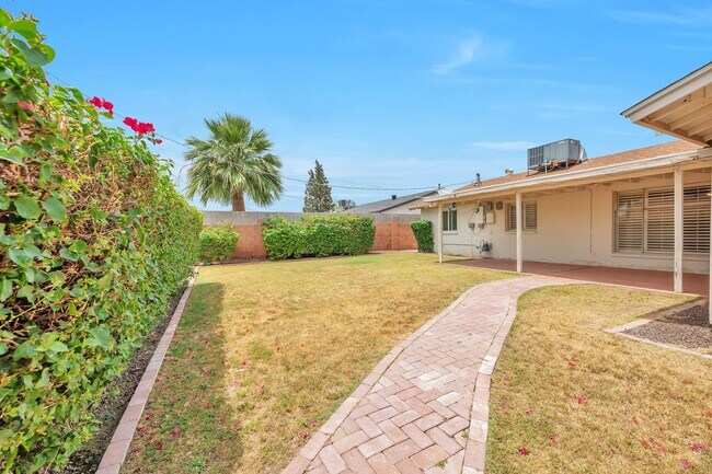 Foto del edificio - Scottsdale 3 Bedroom!  1700 sf!  New Floor...