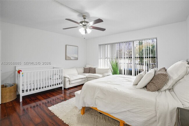 Foto del edificio - 3200 Port Royale Dr N