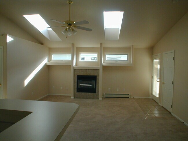 Building Photo - House For Lease