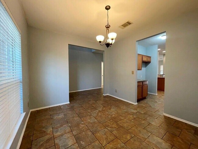 Foto del edificio - Charming two story corner lot available in...