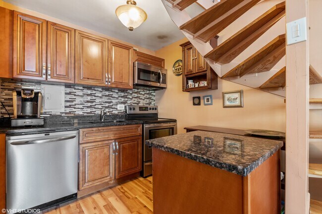 Building Photo - 6166 N Sheridan Rd Unit 8G