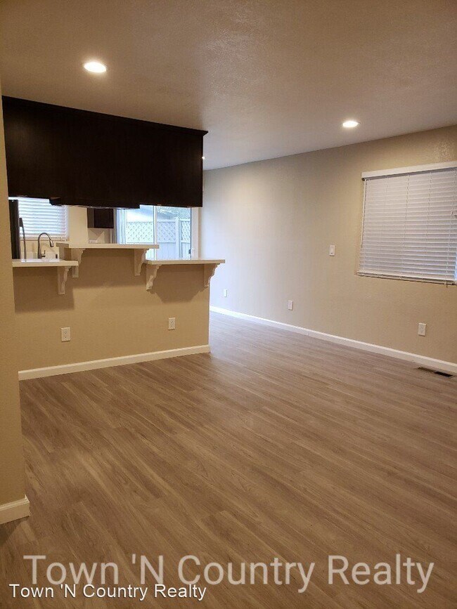 Building Photo - 802 Sunset Dr