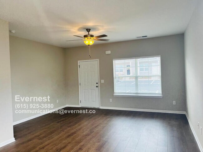 Foto del edificio - Modern 2BR Townhome with Prime Access and ...