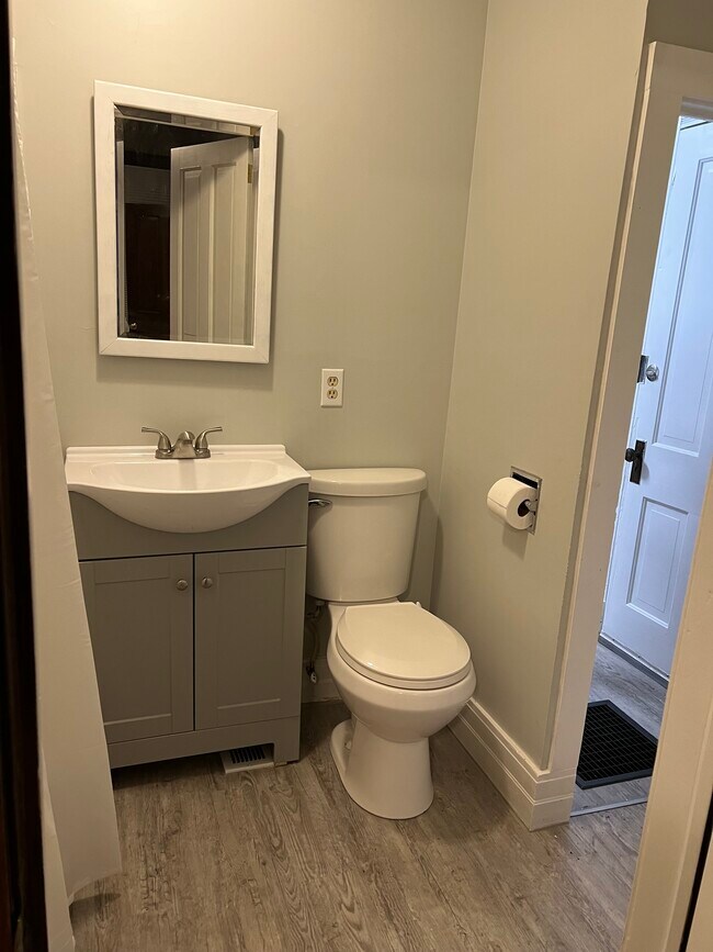 Full bathroom - 526 S MacArthur Blvd