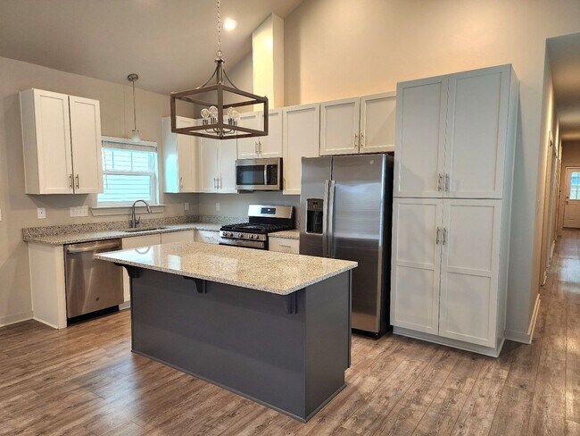 Building Photo - Walkable to Downtown 3 Bedroom/2.5 Bath Beautiful Home!!