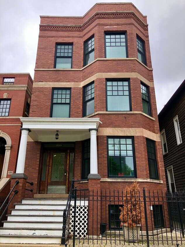 Primary Photo - 1257 W Schubert Ave