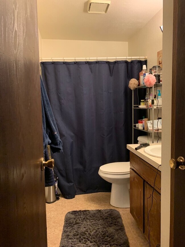 Foto del edificio - Large Two Bedroom One Bath In North Lovela...