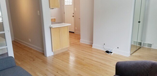 Building Photo - 3118 W Diversey Ave