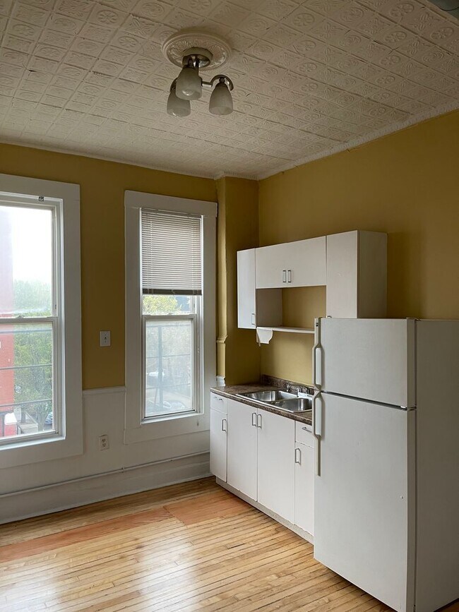 Building Photo - 1362 N Bosworth Ave