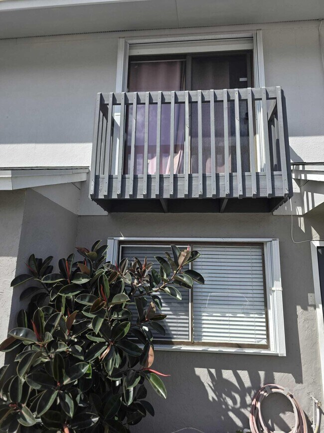 Building Photo - 5204 Bayside Dr
