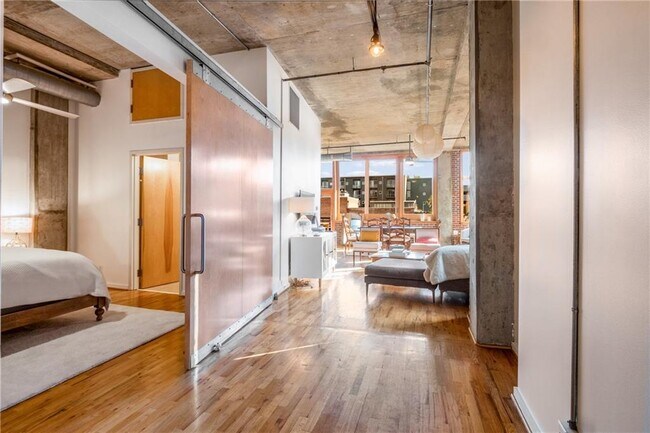 Building Photo - 660 Glen Iris Dr NE
