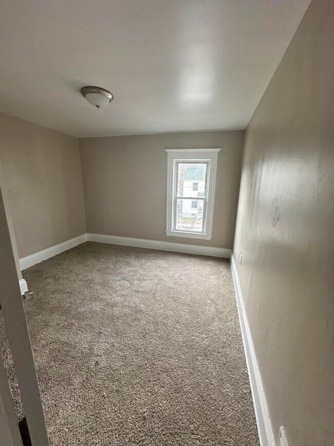 Foto del edificio - 3 Bedroom | 1 Bathroom | $1,600
