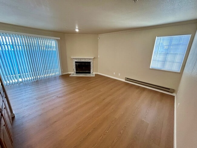 Building Photo - Fantastic Cape Cod Manor Condo!