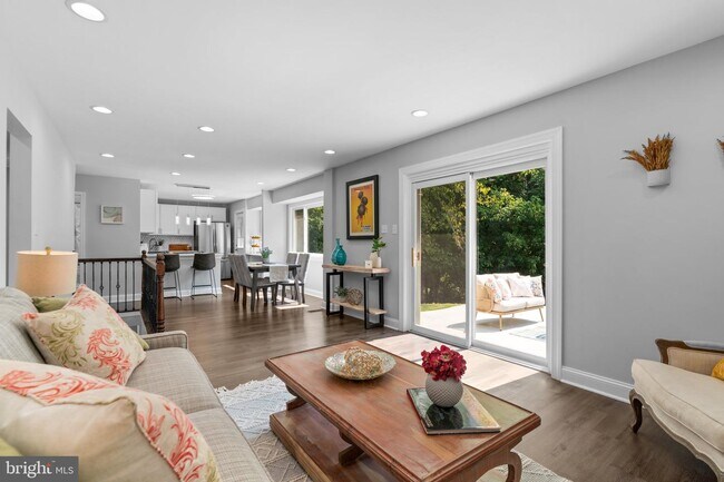 Foto del edificio - 9802 Cherry Tree Ln