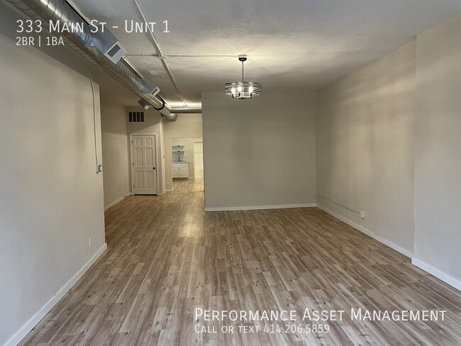 Foto del edificio - Darling Downtown Racine 2 Bedroom LOFT