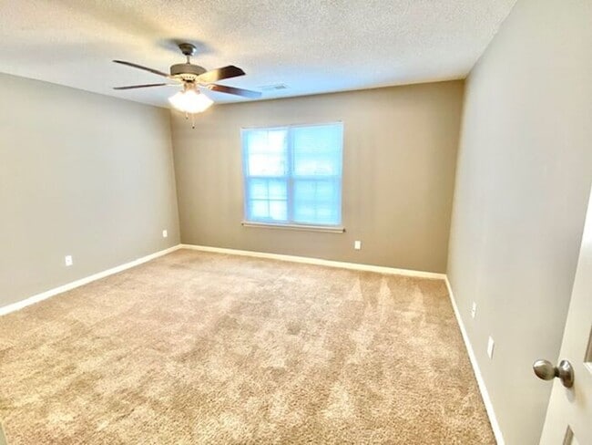 Building Photo - Now Leasing a 3 Bedroom 2 Bath Home in Sou...