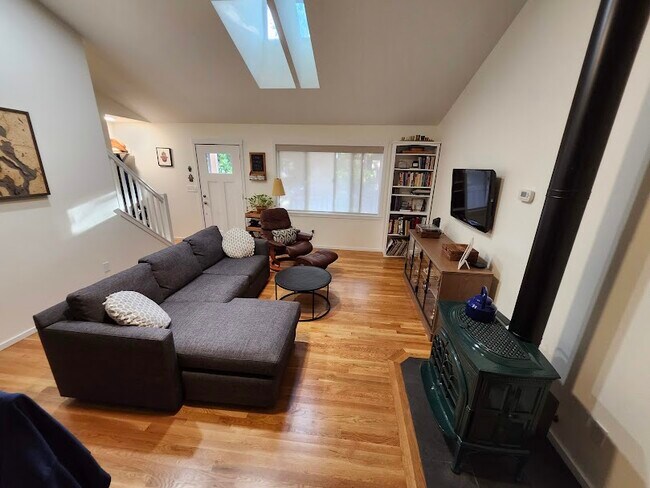 Sala de estar con estufa de gas - 5505 Robinswood Ln
