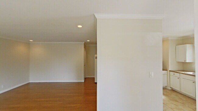 Foto del edificio - Charming 2BR Duplex Near SB Bowl w/ 1 car ...