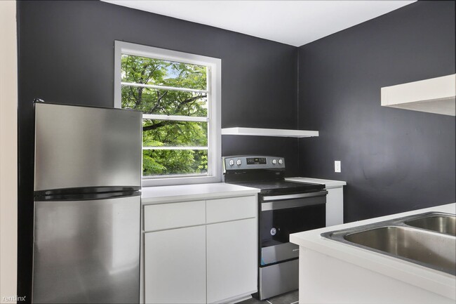Building Photo - 1 br, 1 bath 4plex - 1021 Monroe Street D