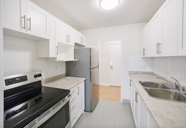Building Photo - Large, Bright, Renovated 3 BD in PRIME Etobicoke!
