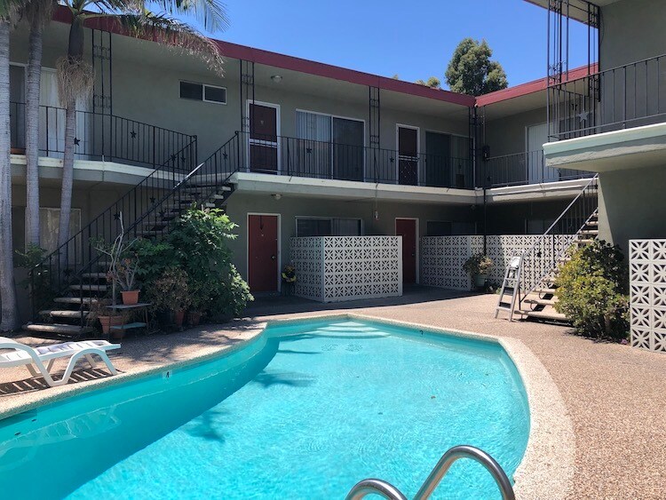 Charming 8u building in great Studio City location - 11168 Acama St