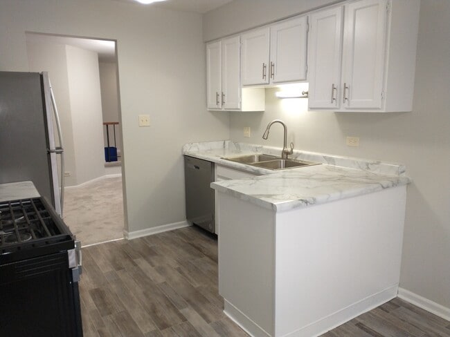 Building Photo - 905 Surrey Dr