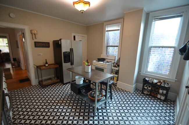 Foto del edificio - 208 W 3rd Ave