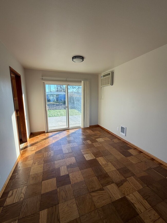 Building Photo - 3 Bedroom Home, Fully Updated