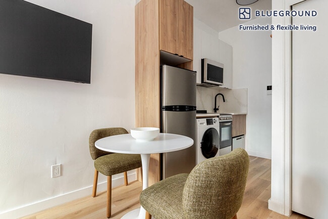 Building Photo - 216 E 13th St