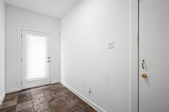 Foto del edificio - 5712 Winsome Ln