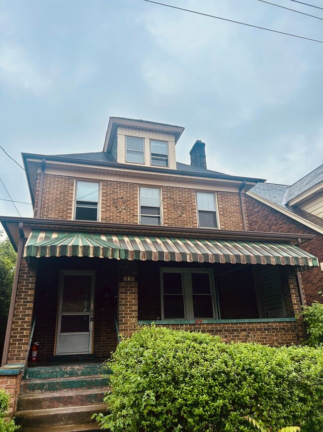 Building Photo - 1311 Oakhill St