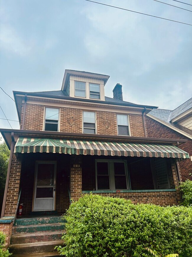 Foto del edificio - 1311 Oakhill St