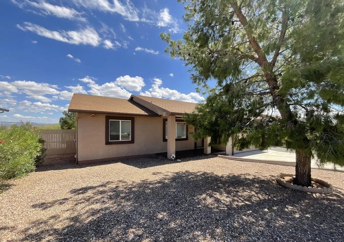 Foto del edificio - Cute 3 Bedroom 2 Bath 2 Car Garage Home in *Cordes Lakes*