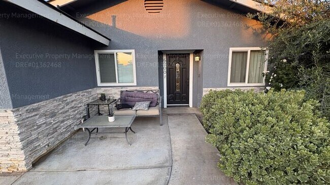 Foto del edificio - 3 bedroom 2 bathroom home with pool and near shopping centers.