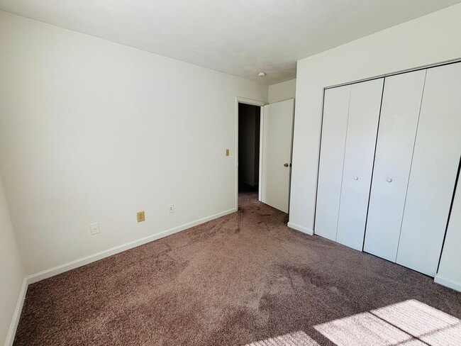 Building Photo - 4 Bedroom 2.5 half Bath Townhouse