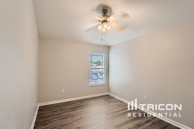 Building Photo - 8332 Crescent Moon Dr