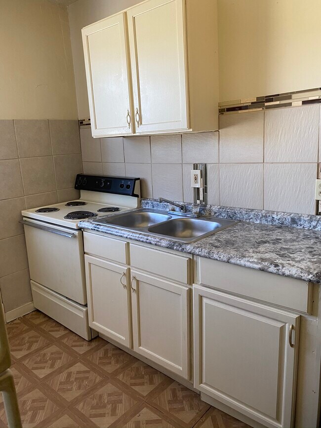 Kitchen - 5458 Shreve Ave