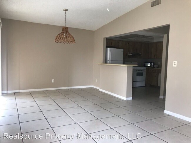 Building Photo - 3008 Saint Paul Dr