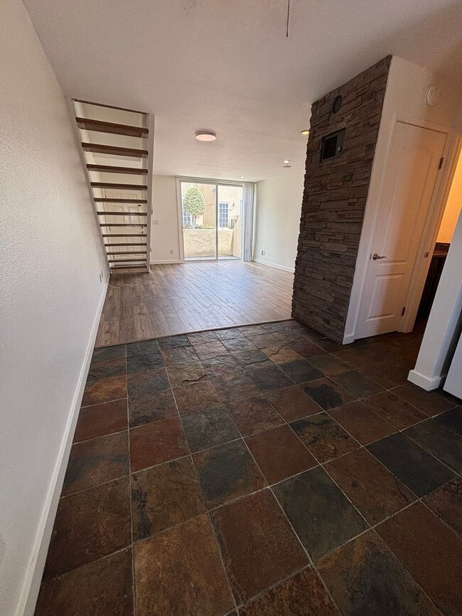 Foto del edificio - Spacious 2 Bedroom, 1.5 Bath Two-Story Townhome in Clairemont