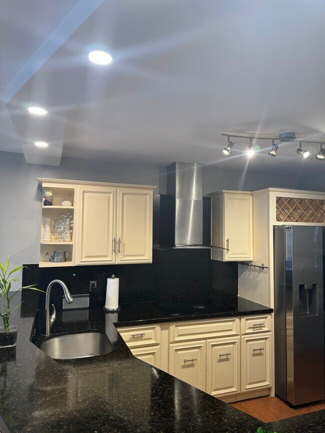 Building Photo - 1770 NE 191st St