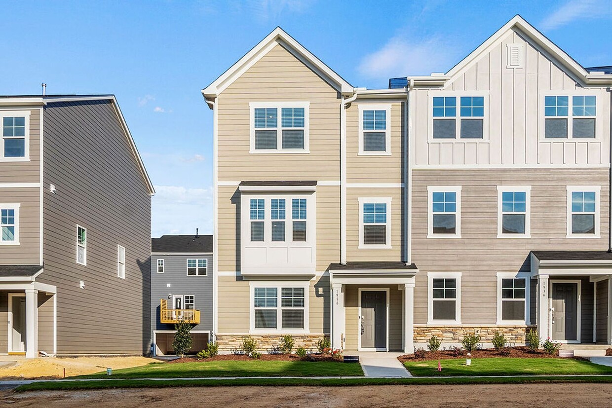 Foto principal - BRAND NEW TOWNHOME Available now, Depot 49...