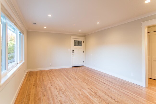 Building Photo - 452 Waverley St