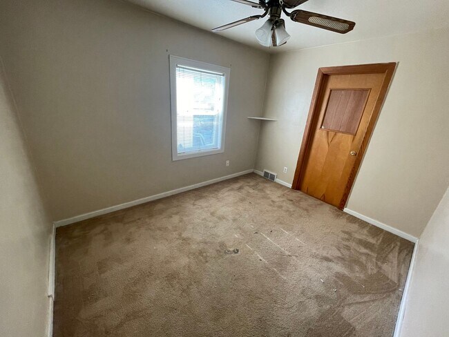 Foto del edificio - 3 bedroom, 1 bathroom and detached garage!