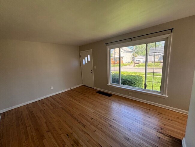 Foto del edificio - Charming 3 Bedroom 1 Bath Home on Eastside Of Lorain