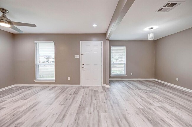Building Photo - 4402 Oak Shadows Dr