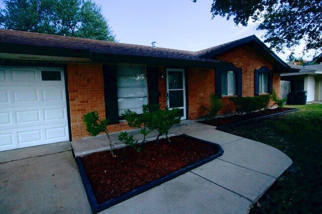 Building Photo - 5710 Tanglewood Dr