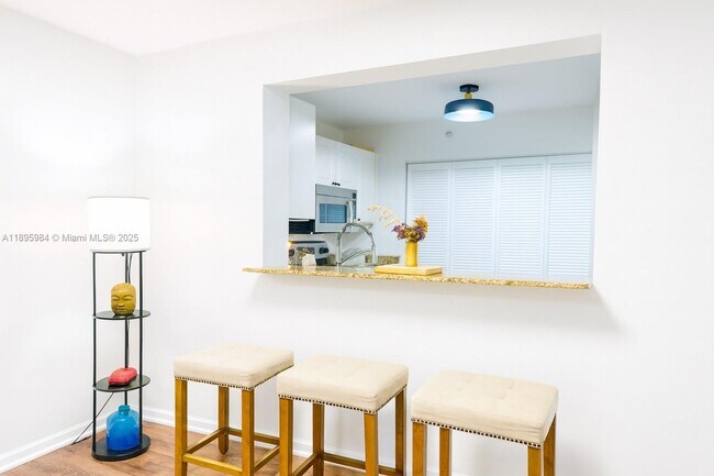 Foto del edificio - 2711 Ocean Club Blvd