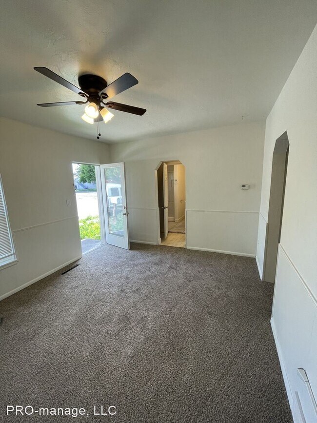 Building Photo - 2 br, 1 bath House - 596 College St.
