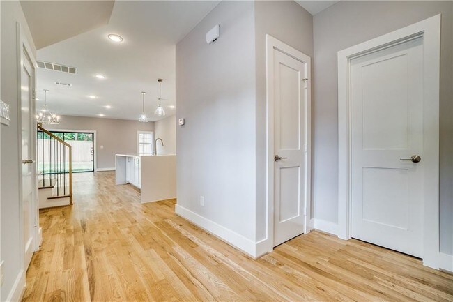 Building Photo - 406 Parkview Ave